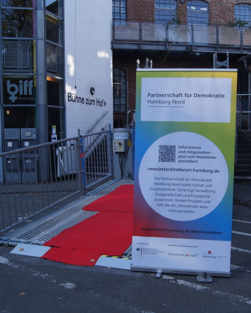 Foto des Eingangsbereichs der Veranstaltung "Bündnis-Auftakt" im Rahmen des Projektes Demokratie leben!