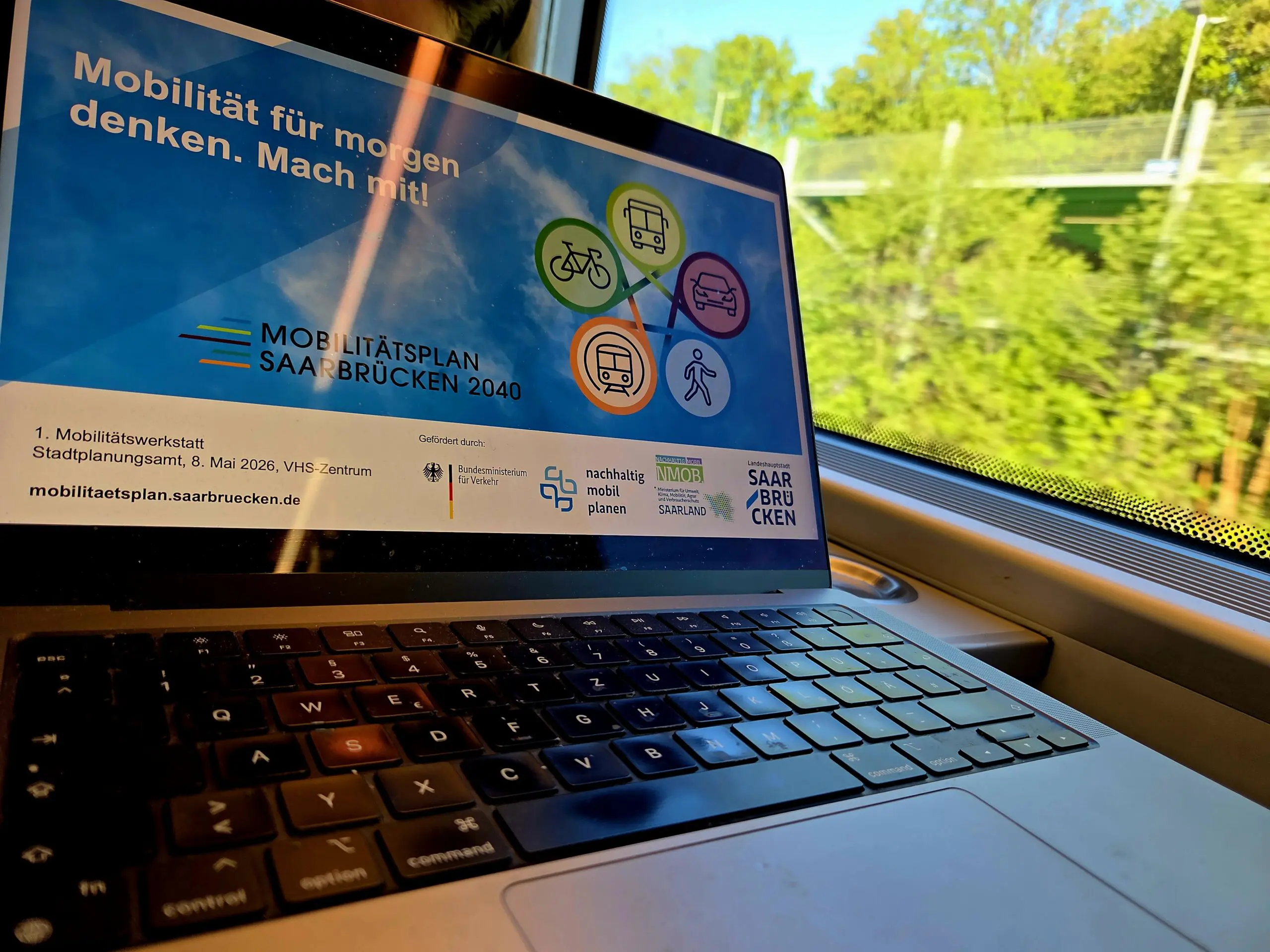 Laptop mit Abbildung Mobilitätsplan Saarbrücken