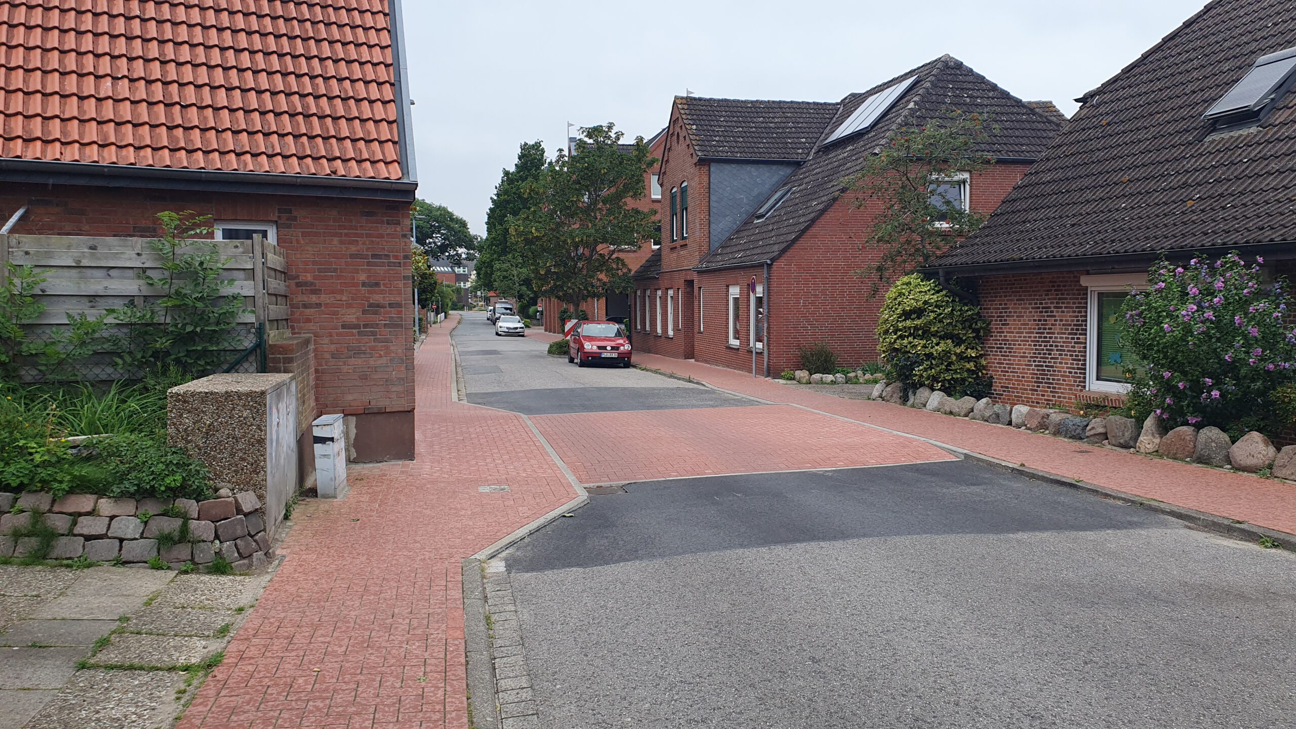 Foto: Kontrastreich gestalteter Querungsweg als Aufpflasterung in Schönberg