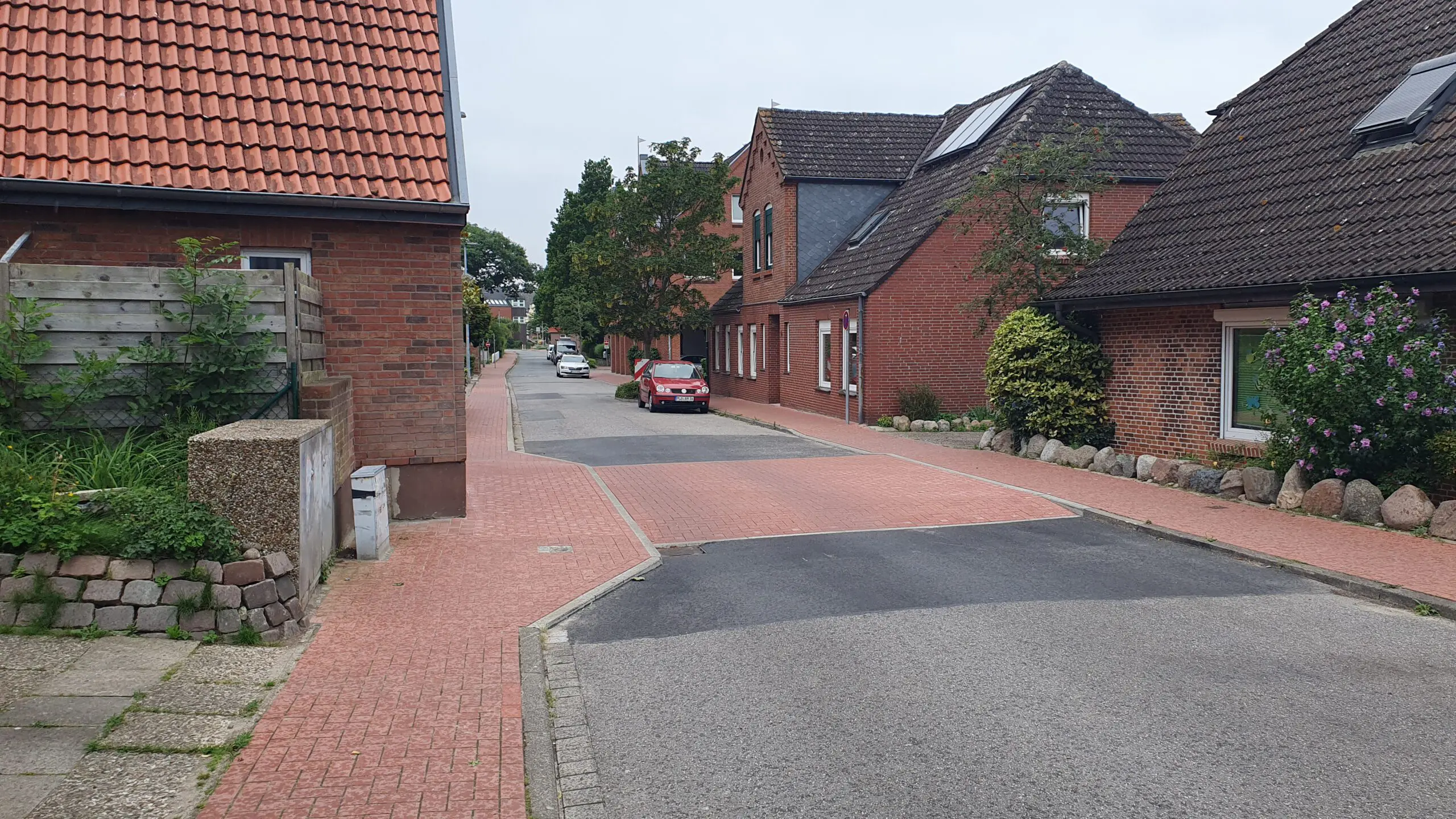 Foto: Kontrastreich gestalteter Querungsweg als Aufpflasterung in Schönberg