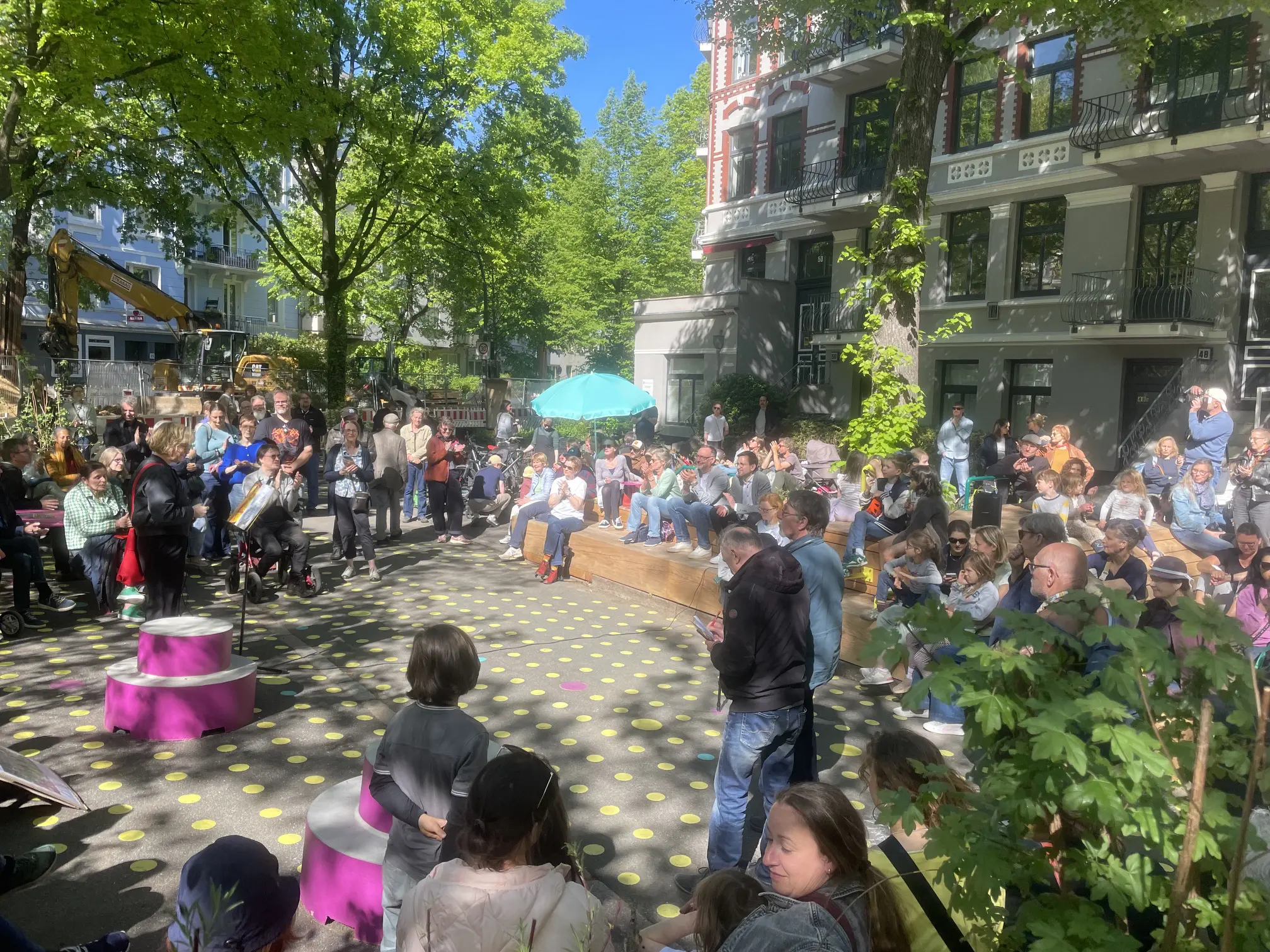 Sonniger Parnass-Platz in Eimsbüttel mit Nachbarn