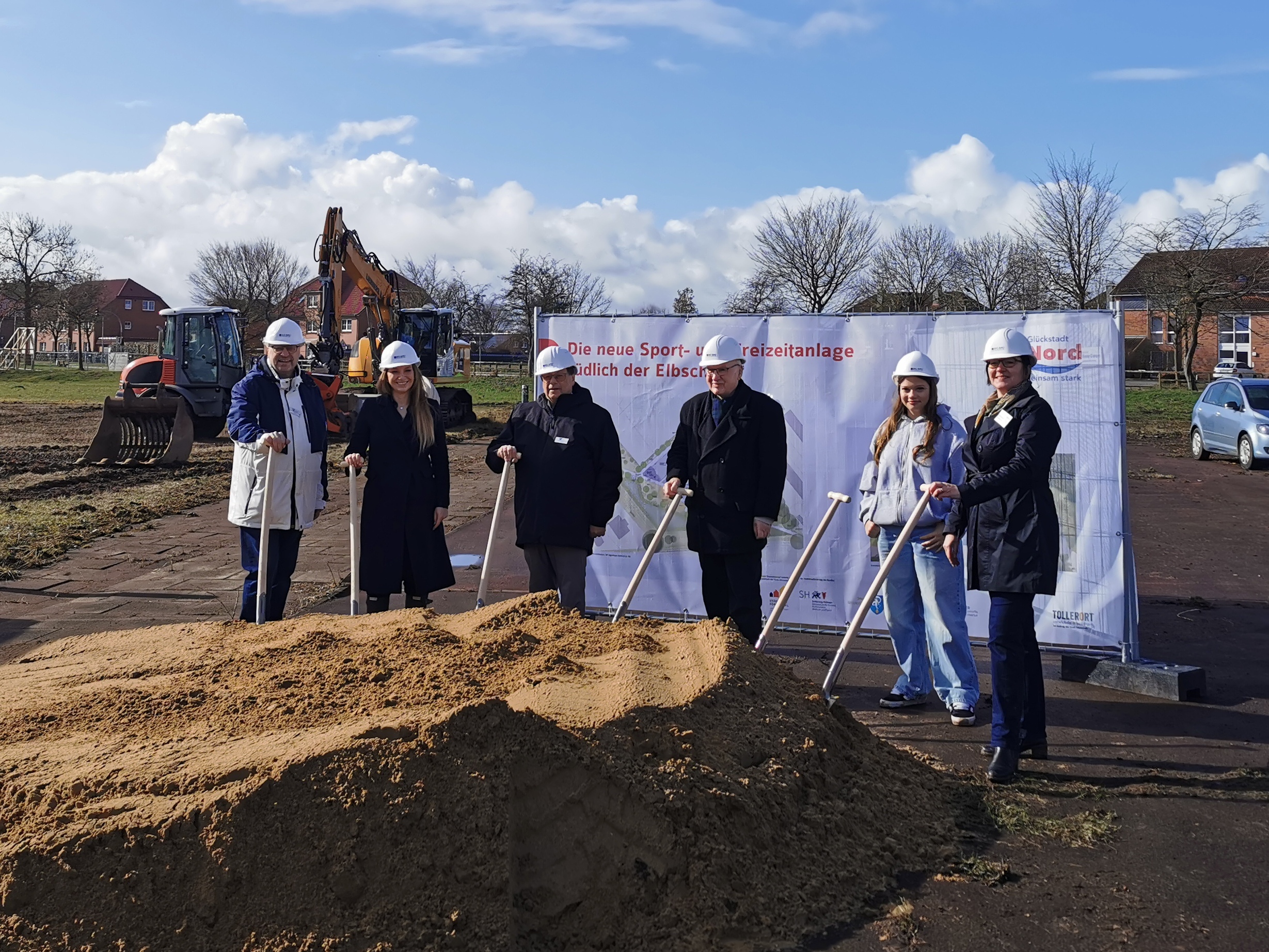 Gemeinsamer Spatenstich für die Sport- und Freizeitanlage südlicher der Elbschule in Glückstadt-Nord